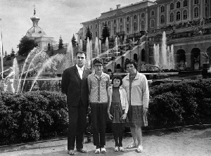 Petr Shelokhonov with family, Peterhof, 1968